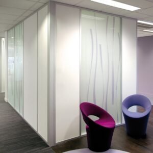 Film décoratif dépoli sur cloisons vitrées de bureau pour intimité